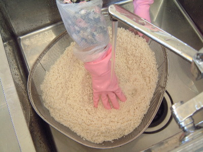 もち米を洗う。